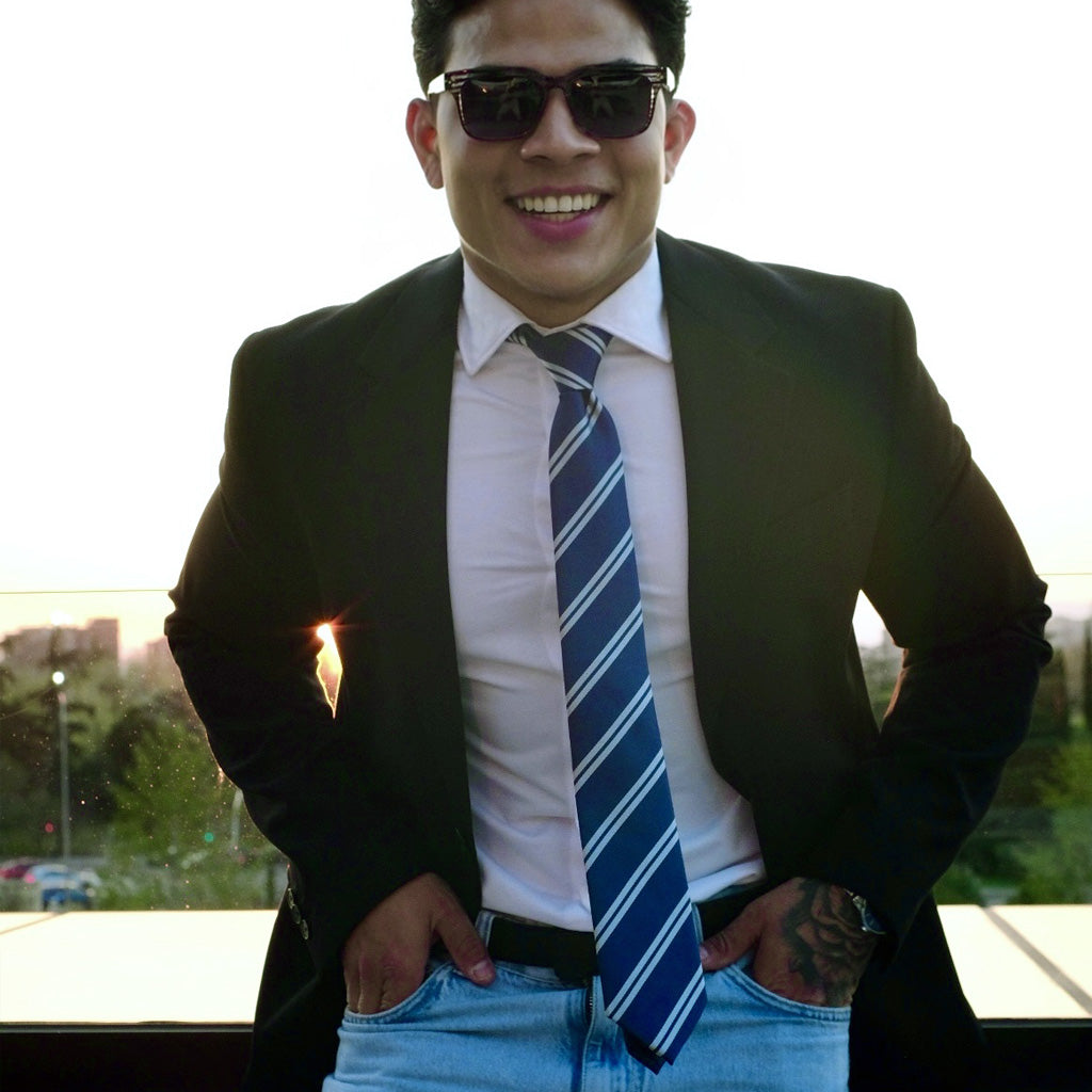 Londres · corbata azul con rayas blancas