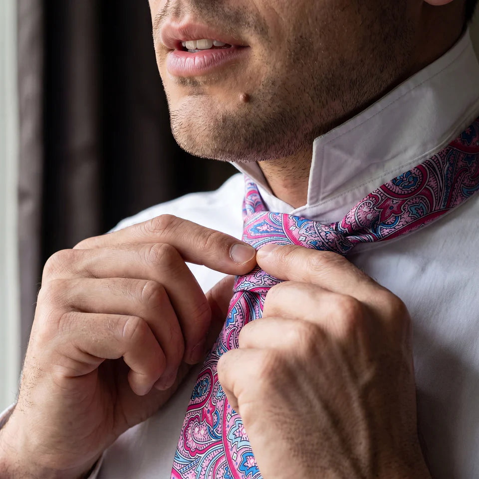 Lyon · corbata con estampado paisley rosa