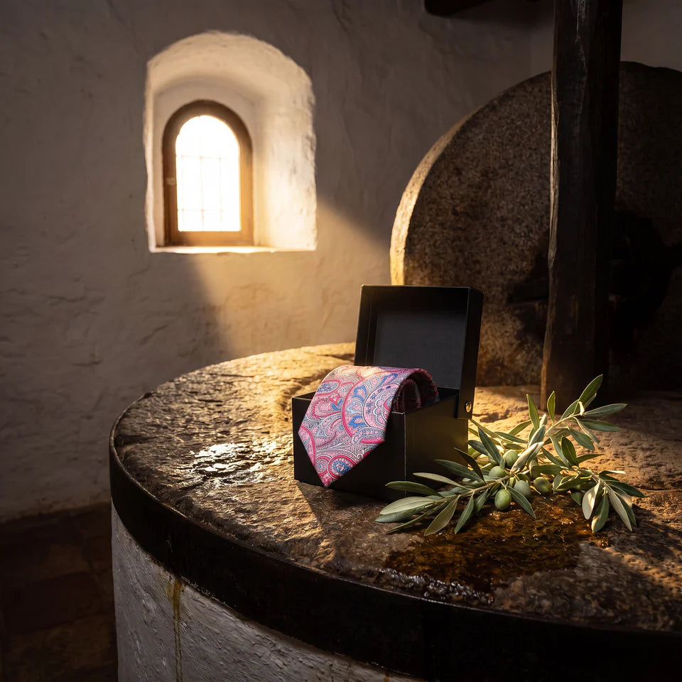 Lyon · corbata con estampado paisley rosa