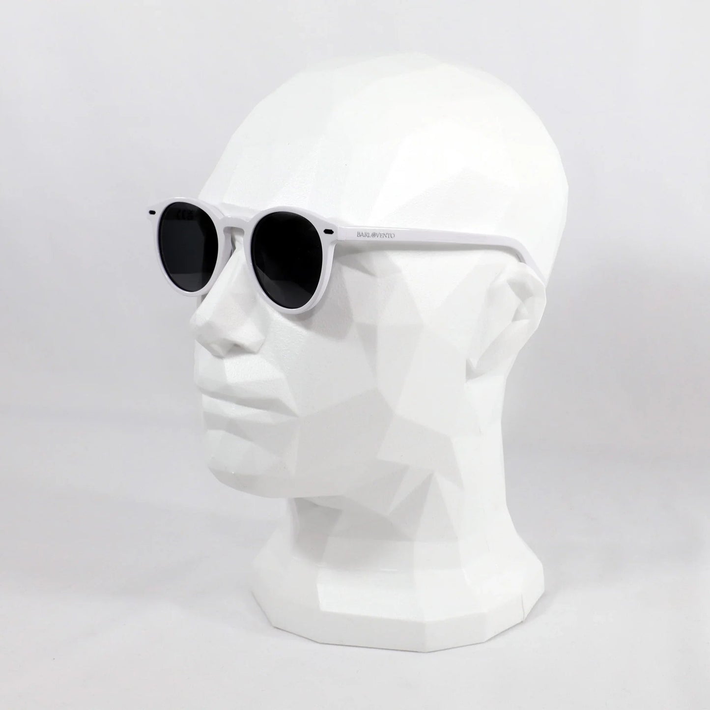 Macarella · gafas de sol redondas blancas con lentes grises