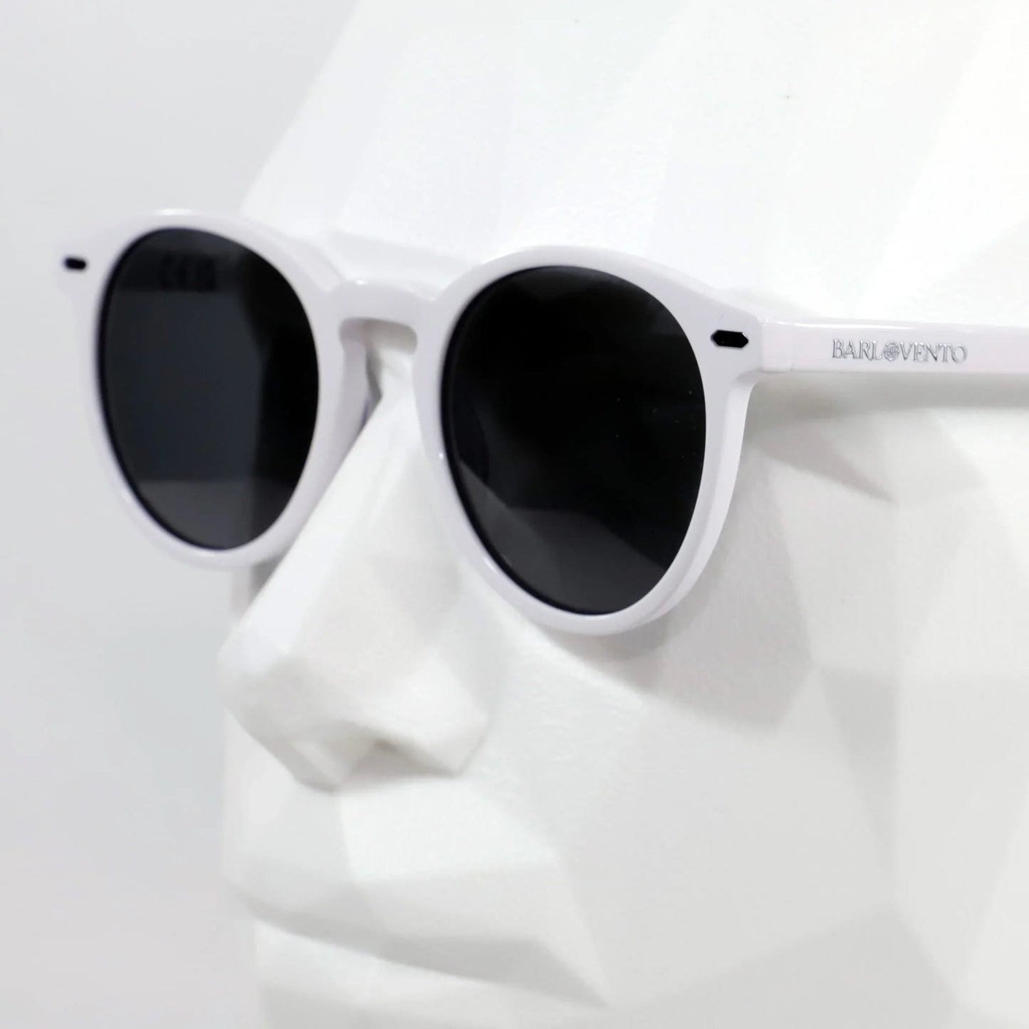 Macarella · gafas de sol redondas blancas con lentes grises