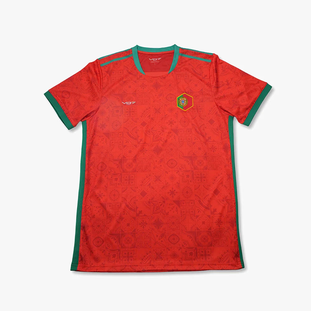 Maillot VO7 rouge à motifs géométriques, col et bords verts, logo VO7 et blason hexagonal du Portugal sur la poitrine.
