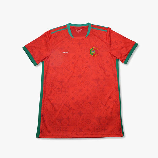 Maillot VO7 rouge à motifs géométriques, col et bords verts, logo VO7 et blason hexagonal du Portugal sur la poitrine.