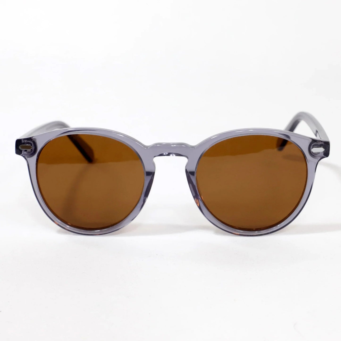 Maneli · gafas de sol redondas de color gris cristal