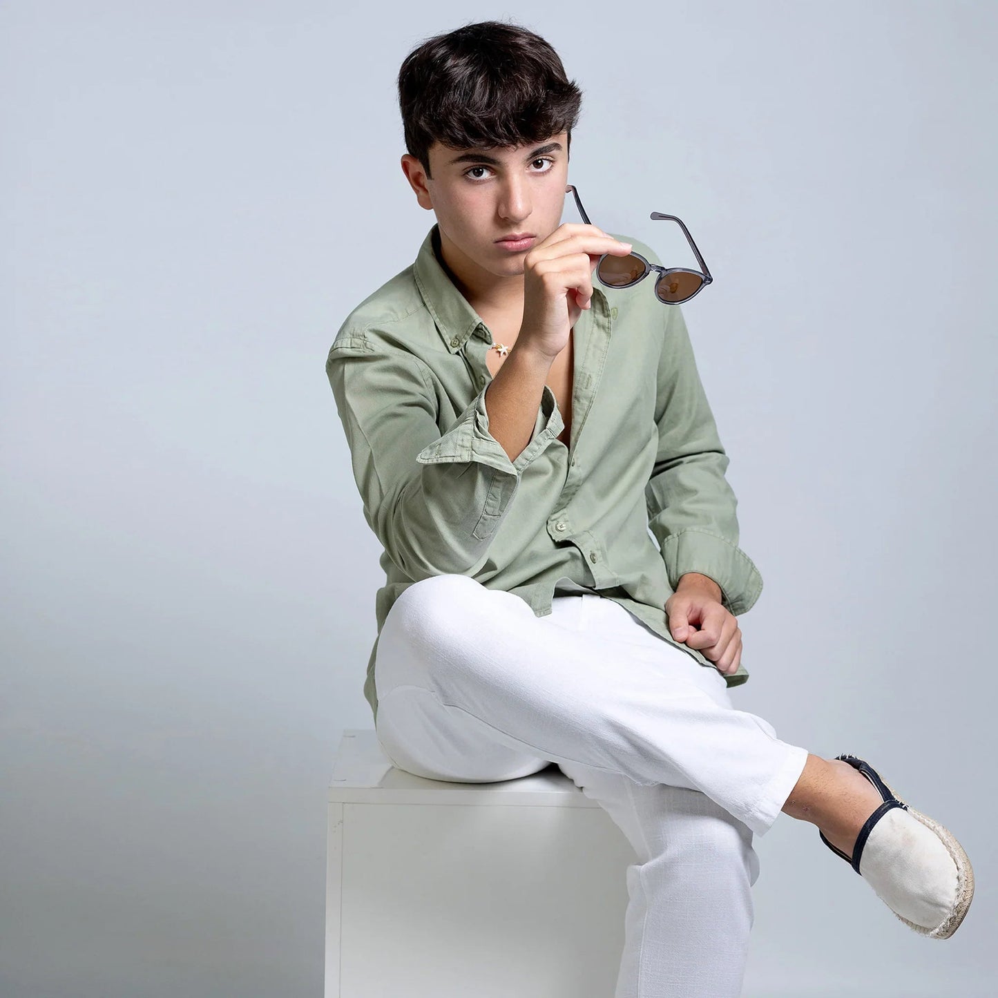 Maneli · gafas de sol redondas de color gris cristal