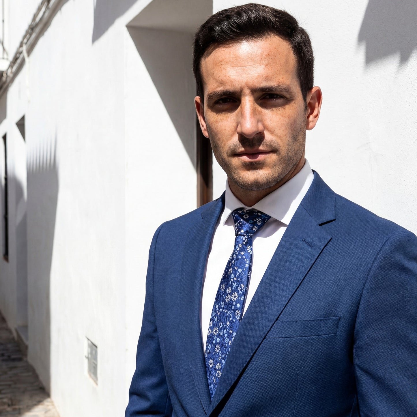 Margaritas · corbata azul brillante con flores blancas