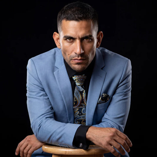 Marseille · conjunto de corbata con estampado paisley azul y dorado con pañuelo, gemelos y pasador