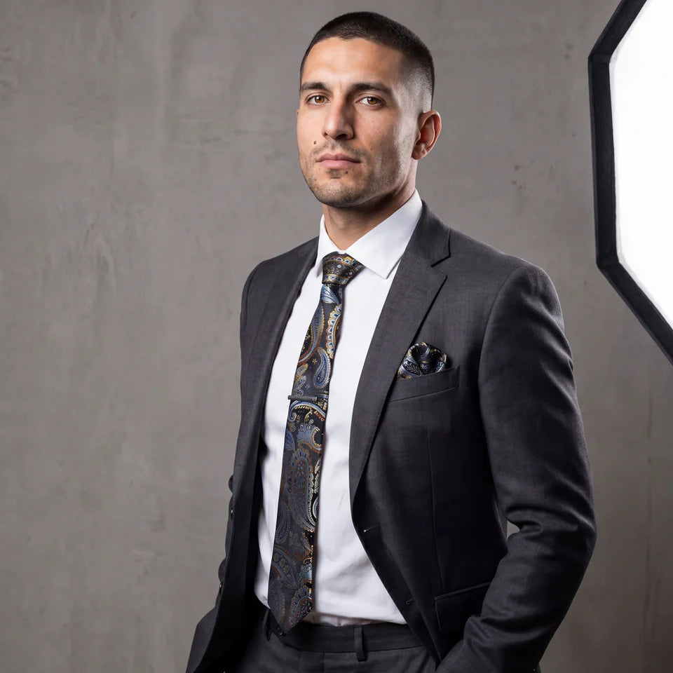 Marseille · conjunto de corbata con estampado paisley azul y dorado con pañuelo, gemelos y pasador