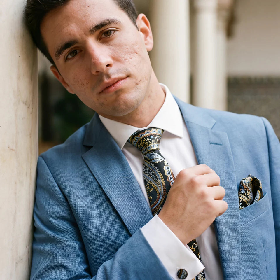 Marseille · conjunto de corbata con estampado paisley azul y dorado con pañuelo, gemelos y pasador