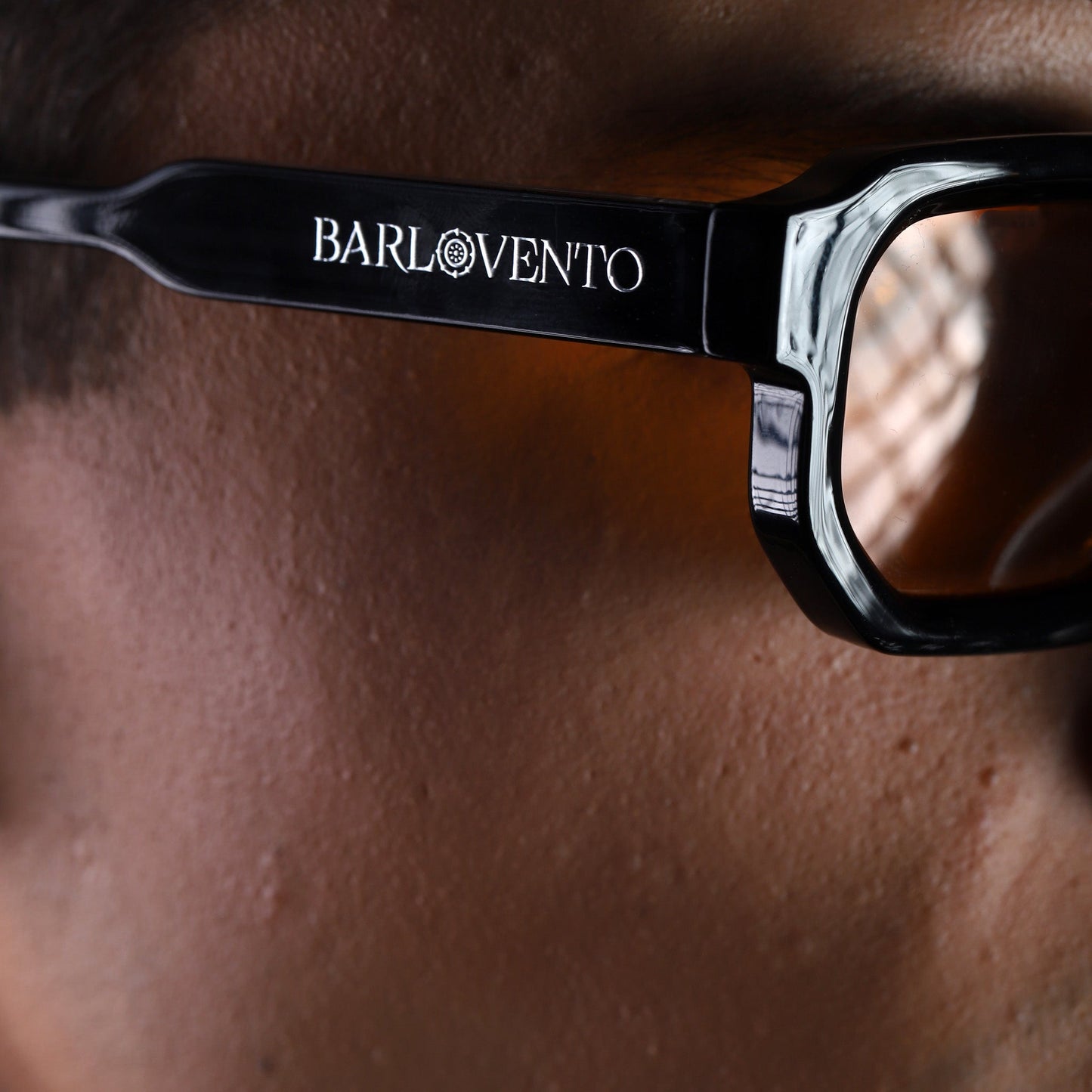 Médano · gafas de sol negras llamativas con lentes naranjas