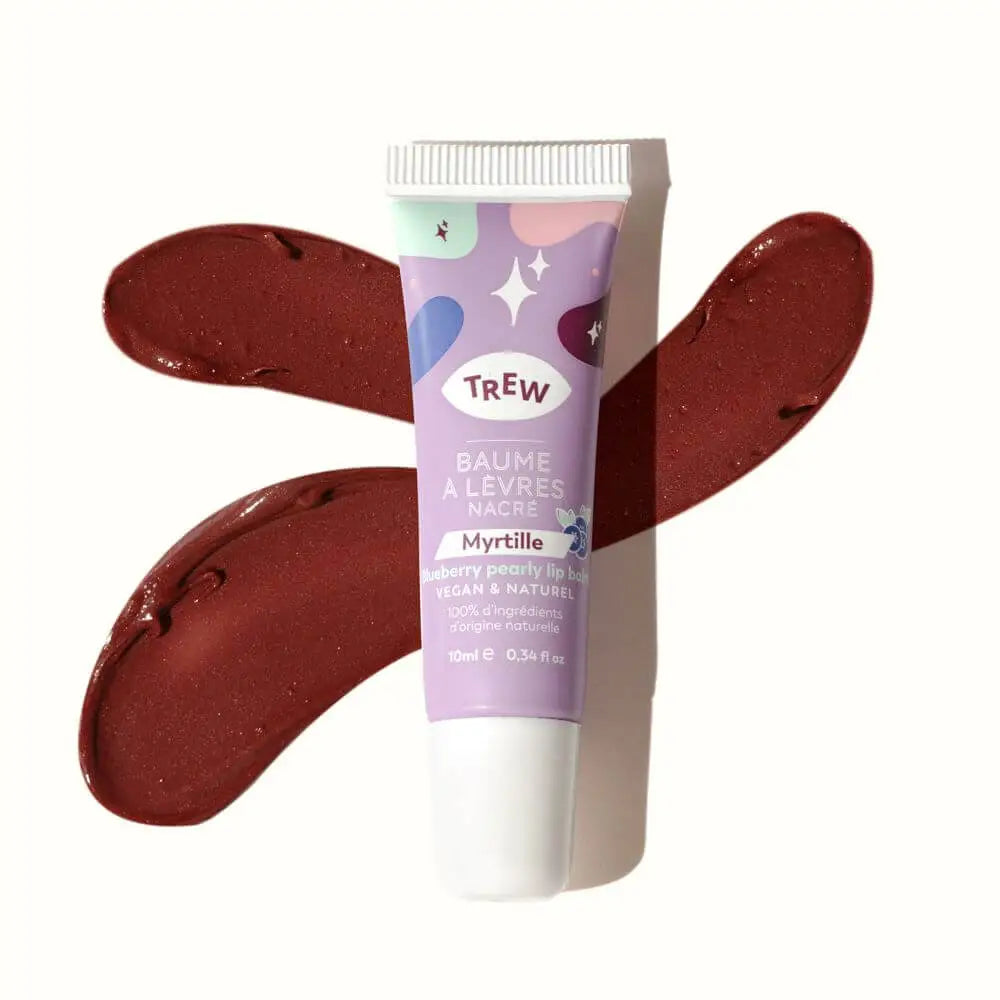 Tube de baume à lèvres Trew nacré Myrtille posé sur deux larges traces de crème onctueuse rouge sombre et brillante.