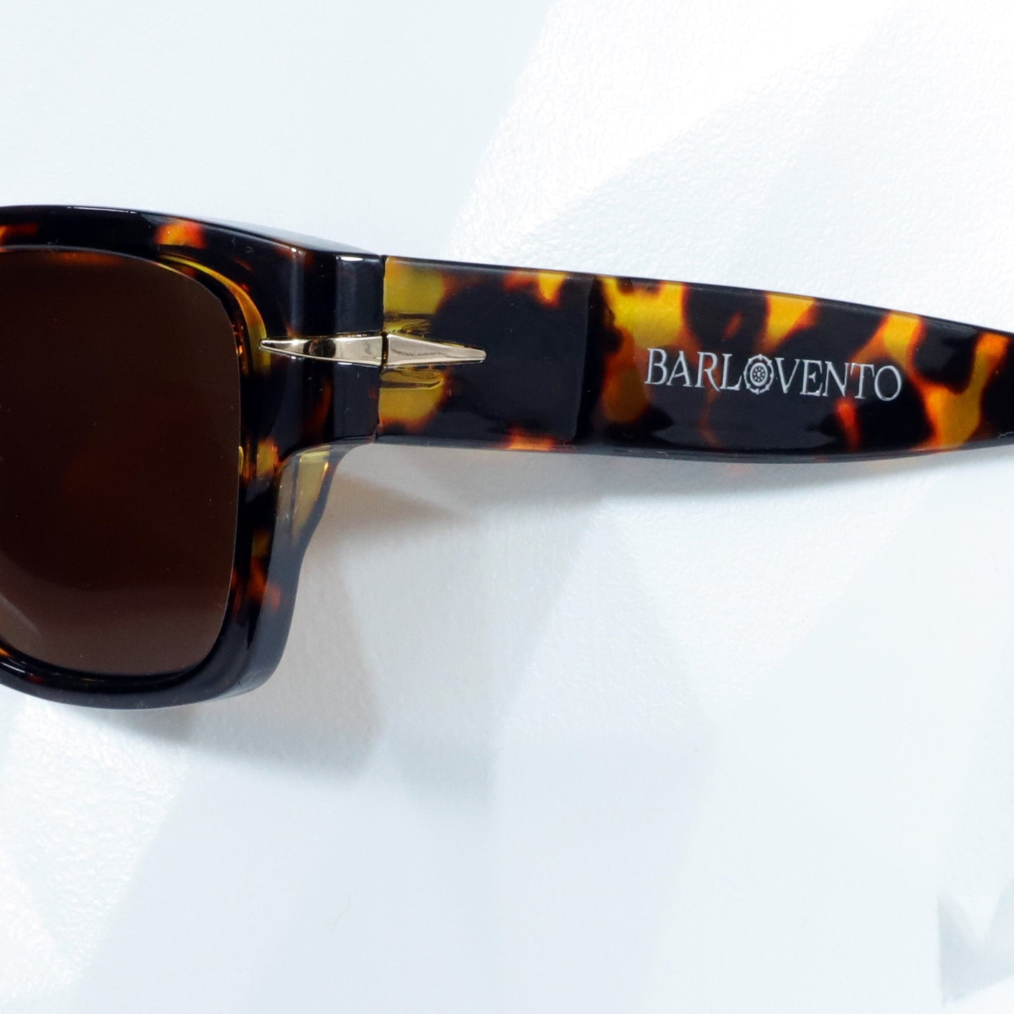 Náufragos · gafas de sol retro premium rojas con forma de llama y lentes marrones