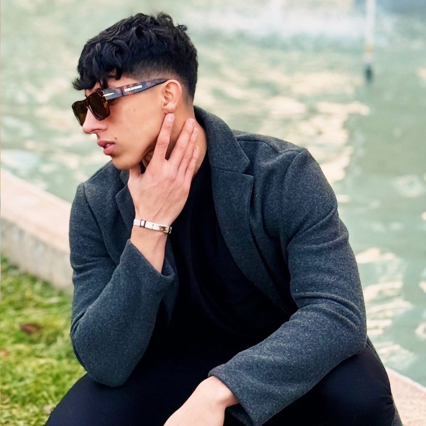 Náufragos · gafas de sol retro premium rojas con forma de llama y lentes marrones