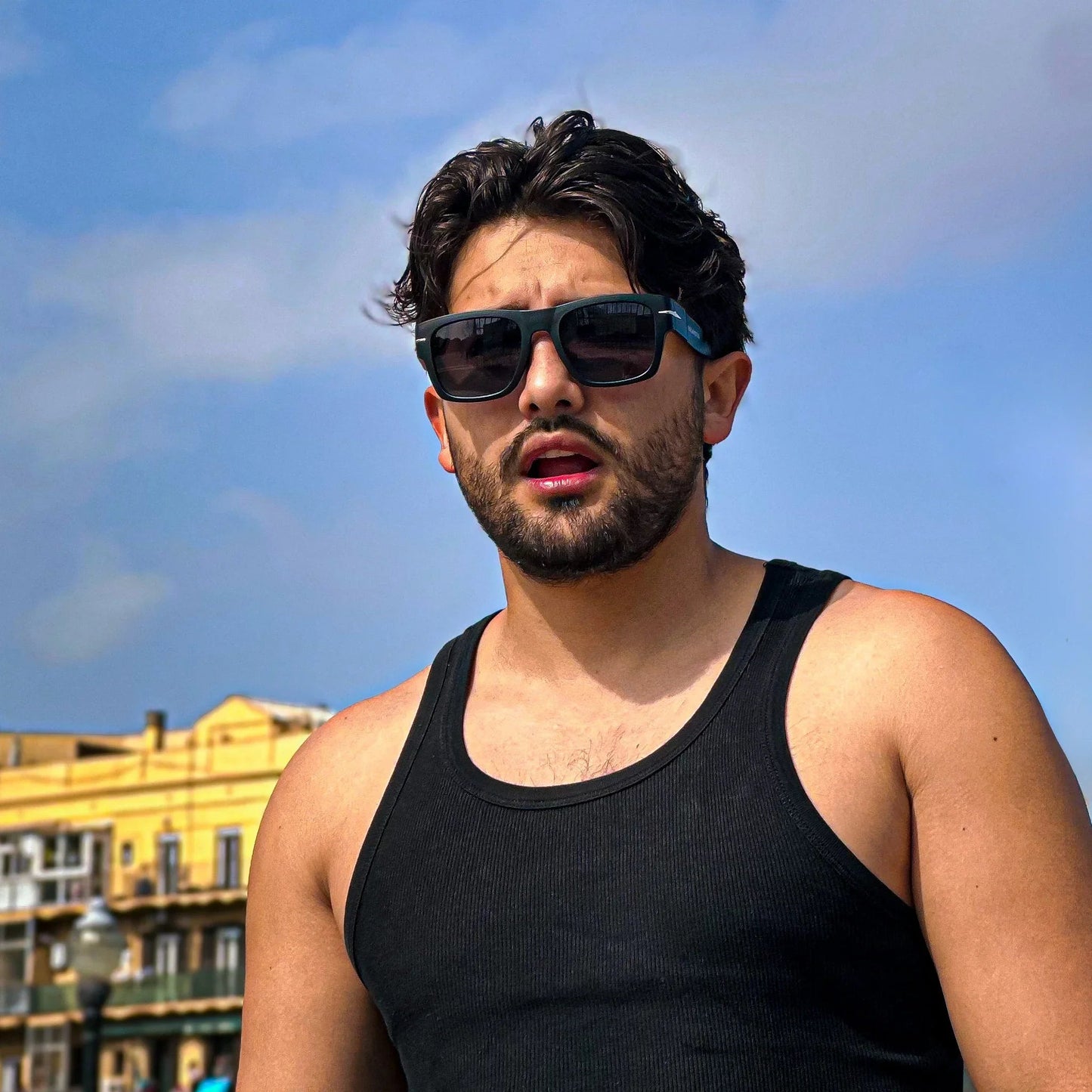 Ondarreta · gafas de sol cuadradas negras con protección UV400 y ribete metálico