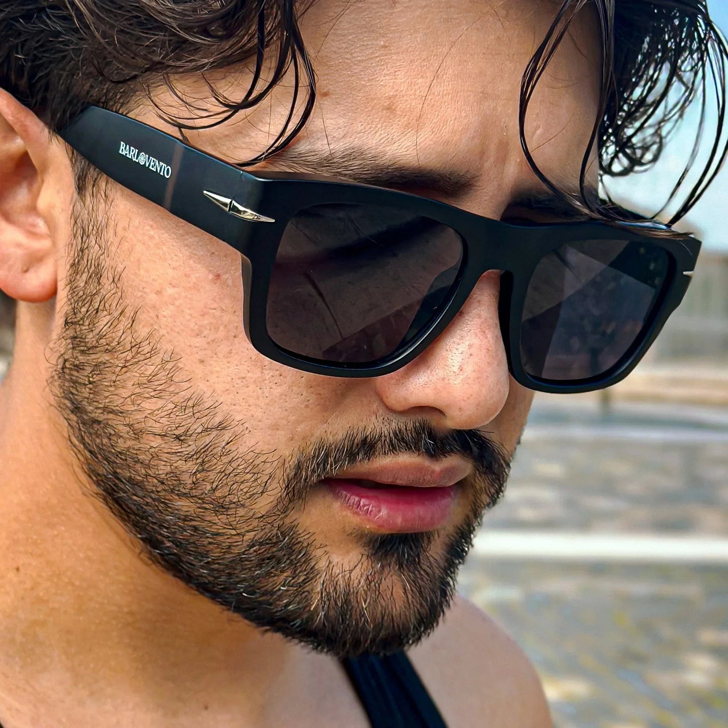 Ondarreta · gafas de sol cuadradas negras con protección UV400 y ribete metálico