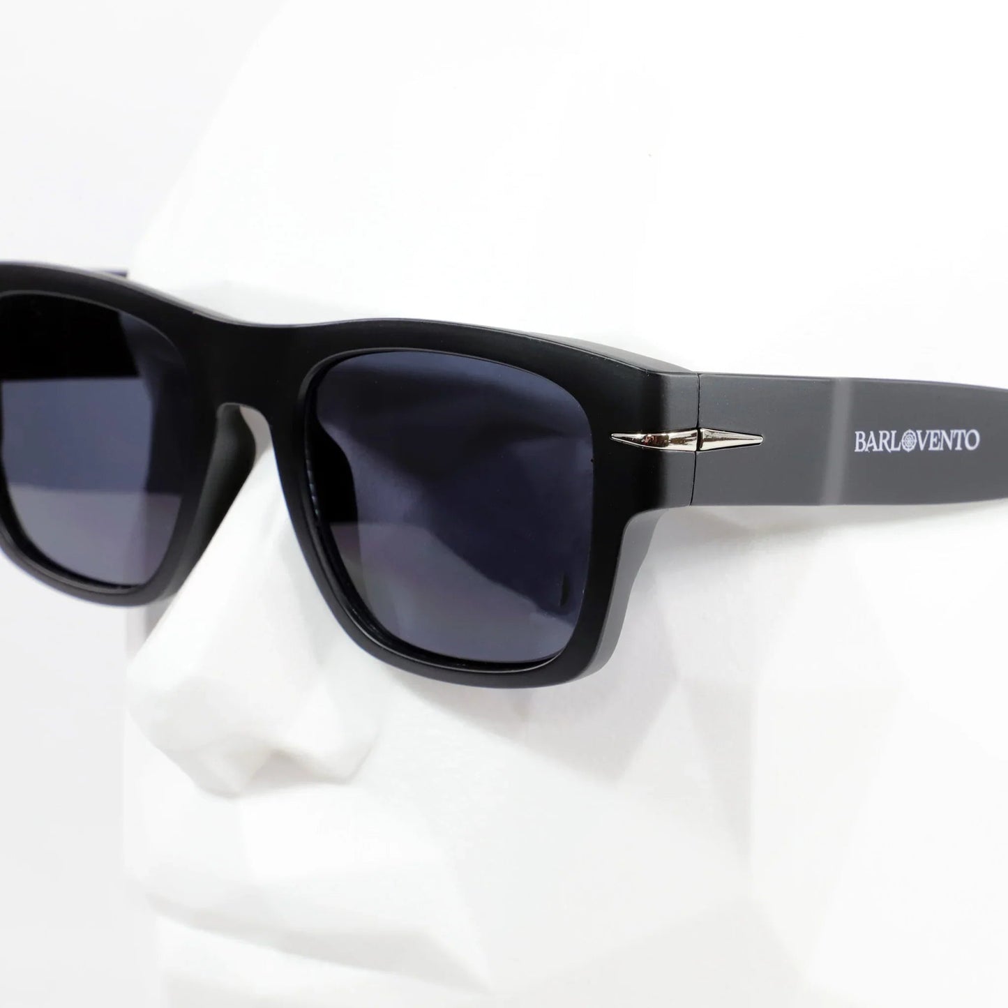 Ondarreta · gafas de sol cuadradas negras con protección UV400 y ribete metálico