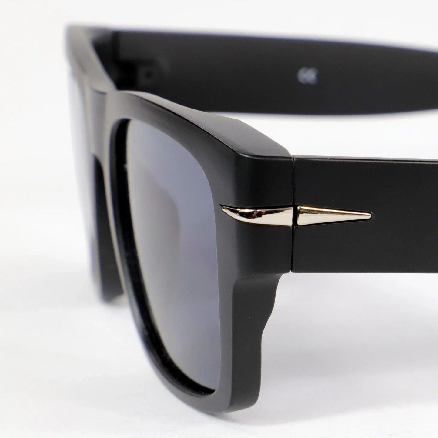 Ondarreta · gafas de sol cuadradas negras con protección UV400 y ribete metálico