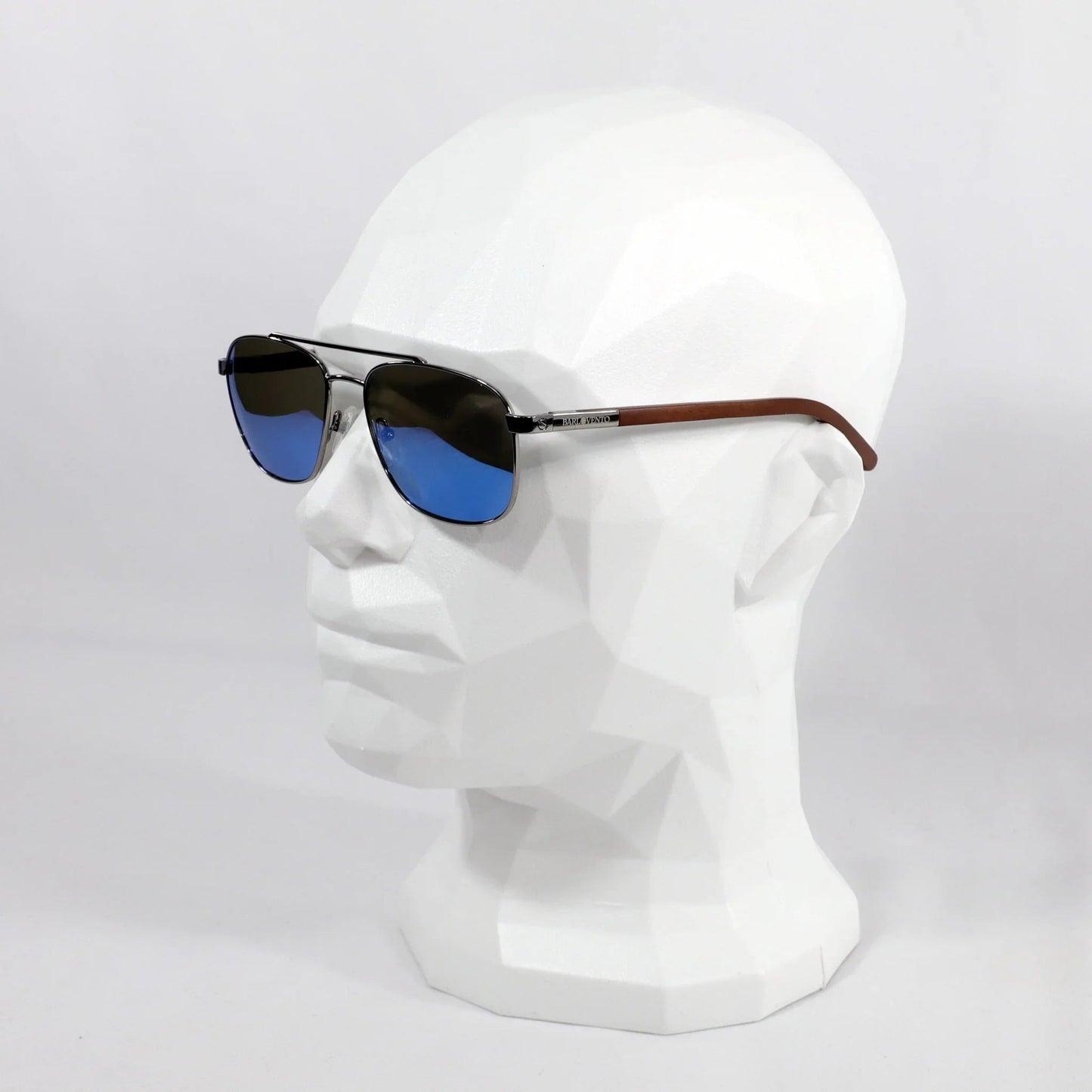 Maniqui con gafas de sol de madera elegantes con patillas de madera oscura