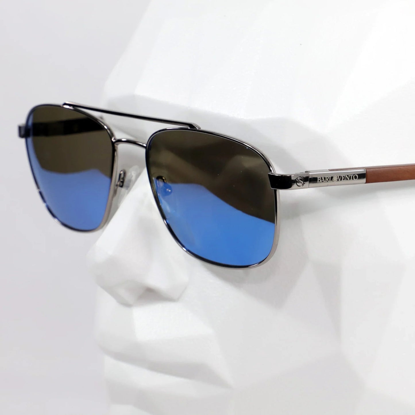 Oratori · gafas de sol grabadas con lentes azules y patillas de madera