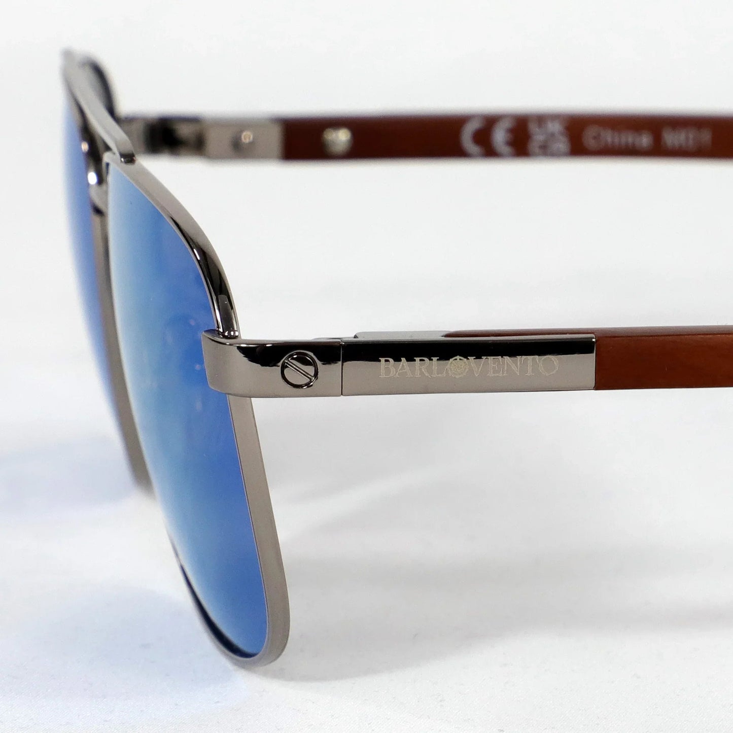 Oratori · gafas de sol grabadas con lentes azules y patillas de madera