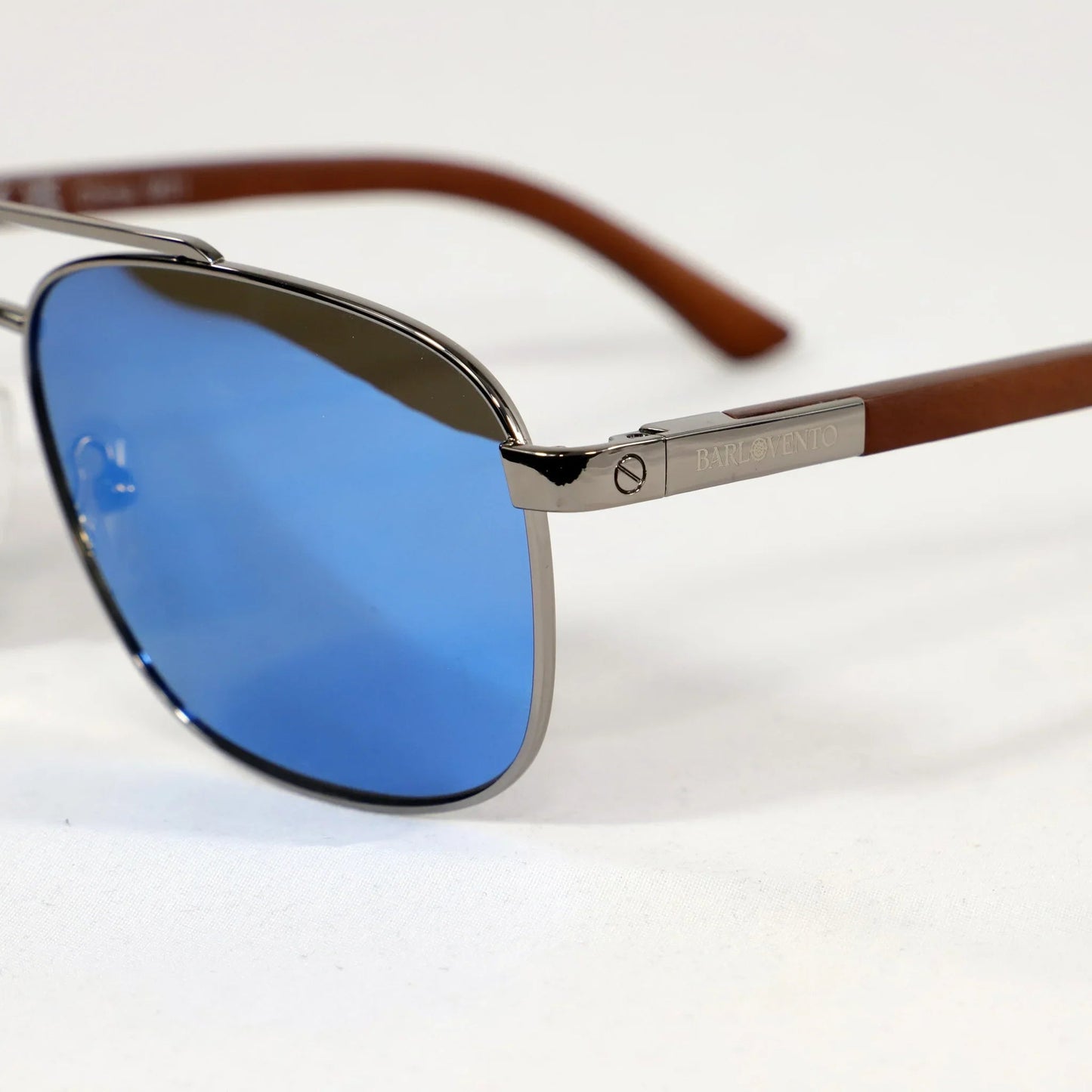 Oratori · gafas de sol grabadas con lentes azules y patillas de madera