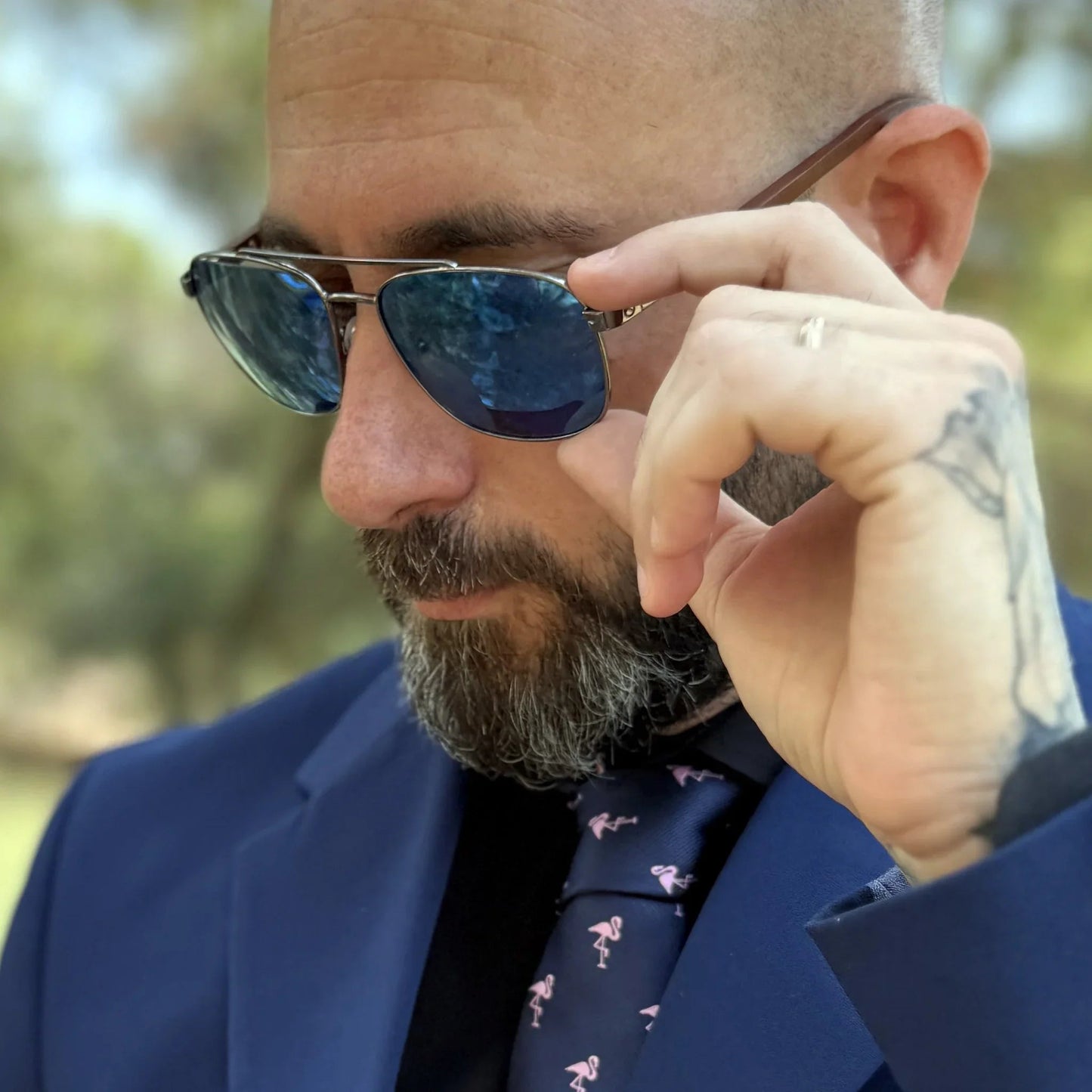 Oratori · gafas de sol grabadas con lentes azules y patillas de madera