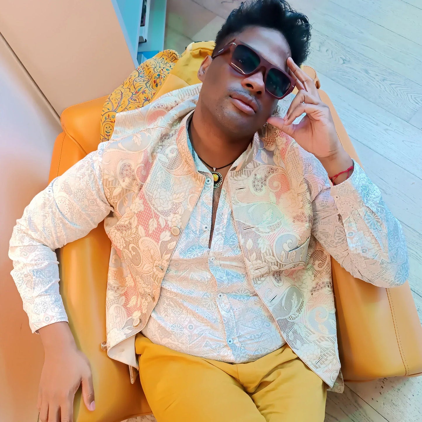 Pechón · gafas de sol cuadradas con vetas de madera y lentes azules