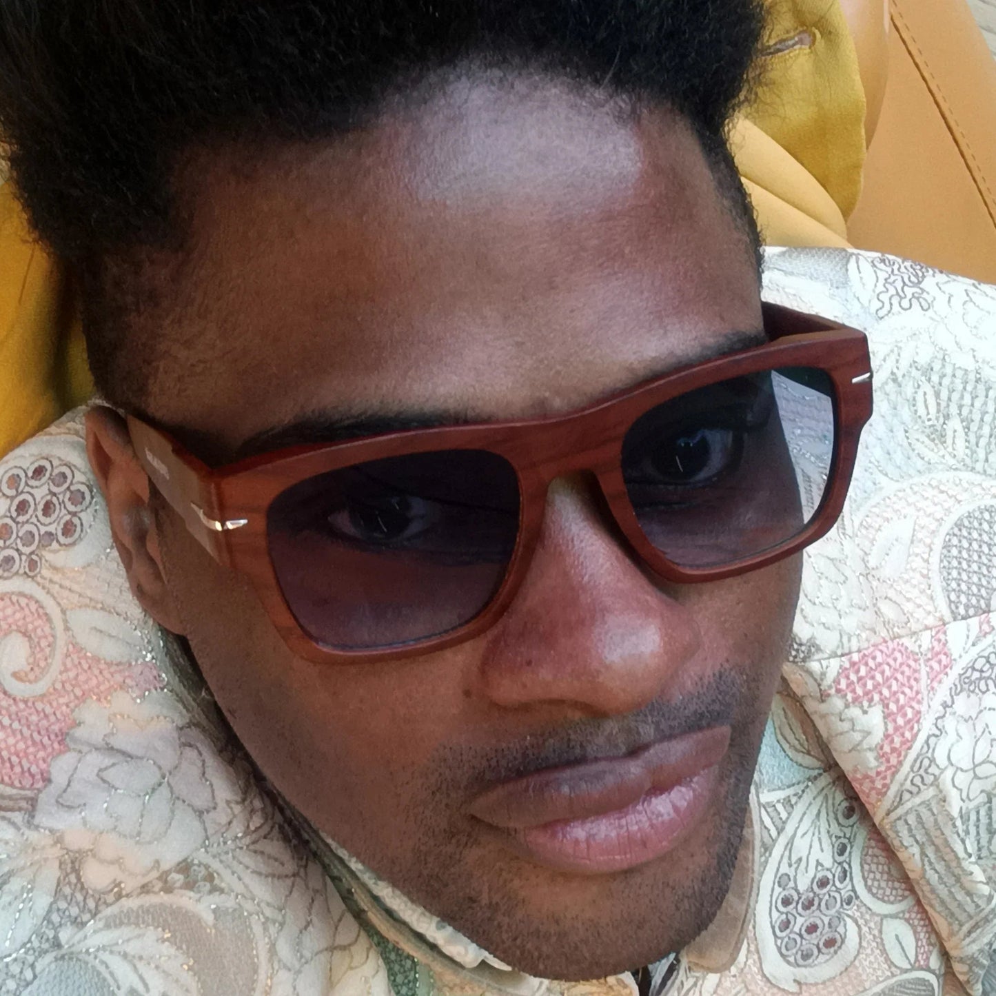 Pechón · gafas de sol cuadradas con vetas de madera y lentes azules