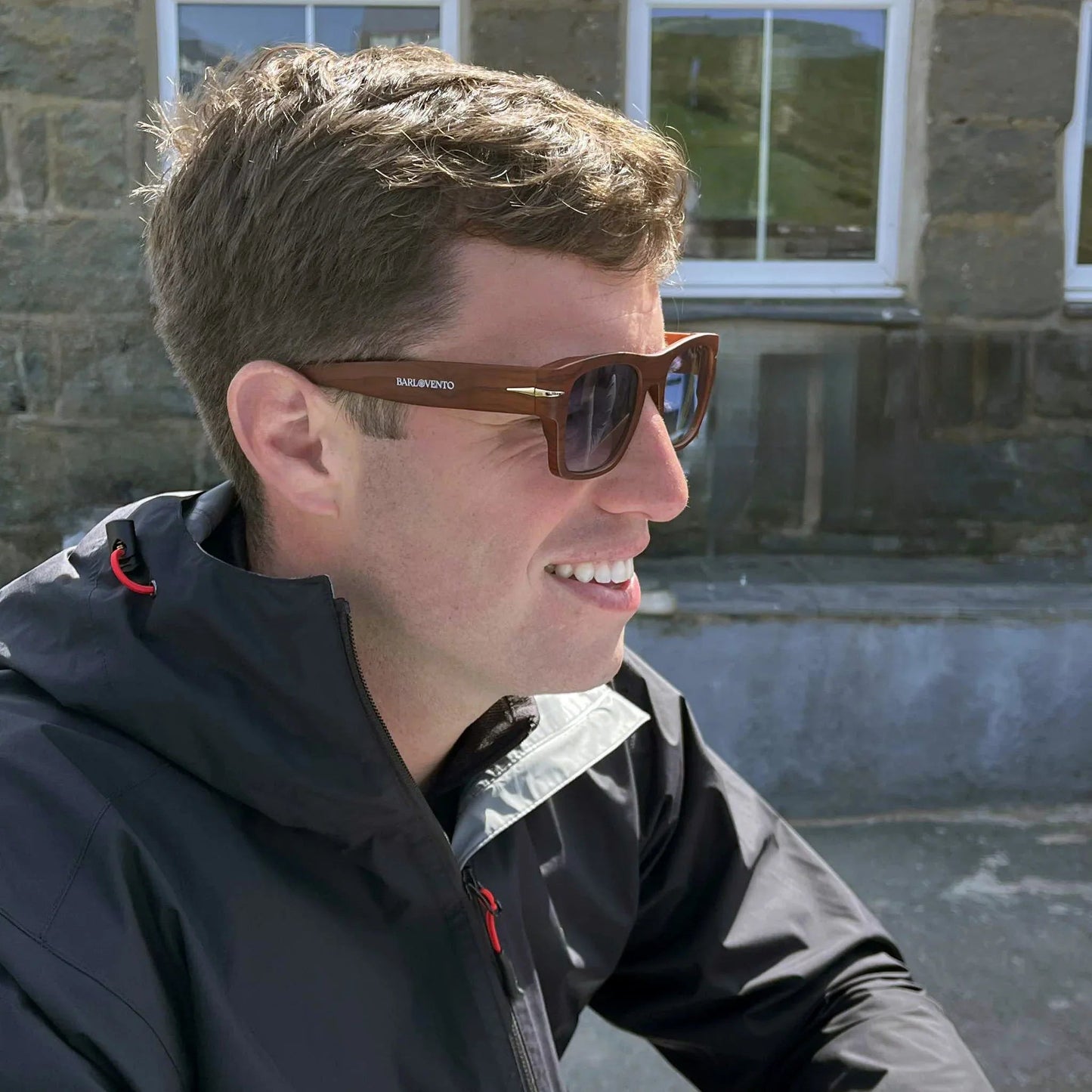 Pechón · gafas de sol cuadradas con vetas de madera y lentes azules