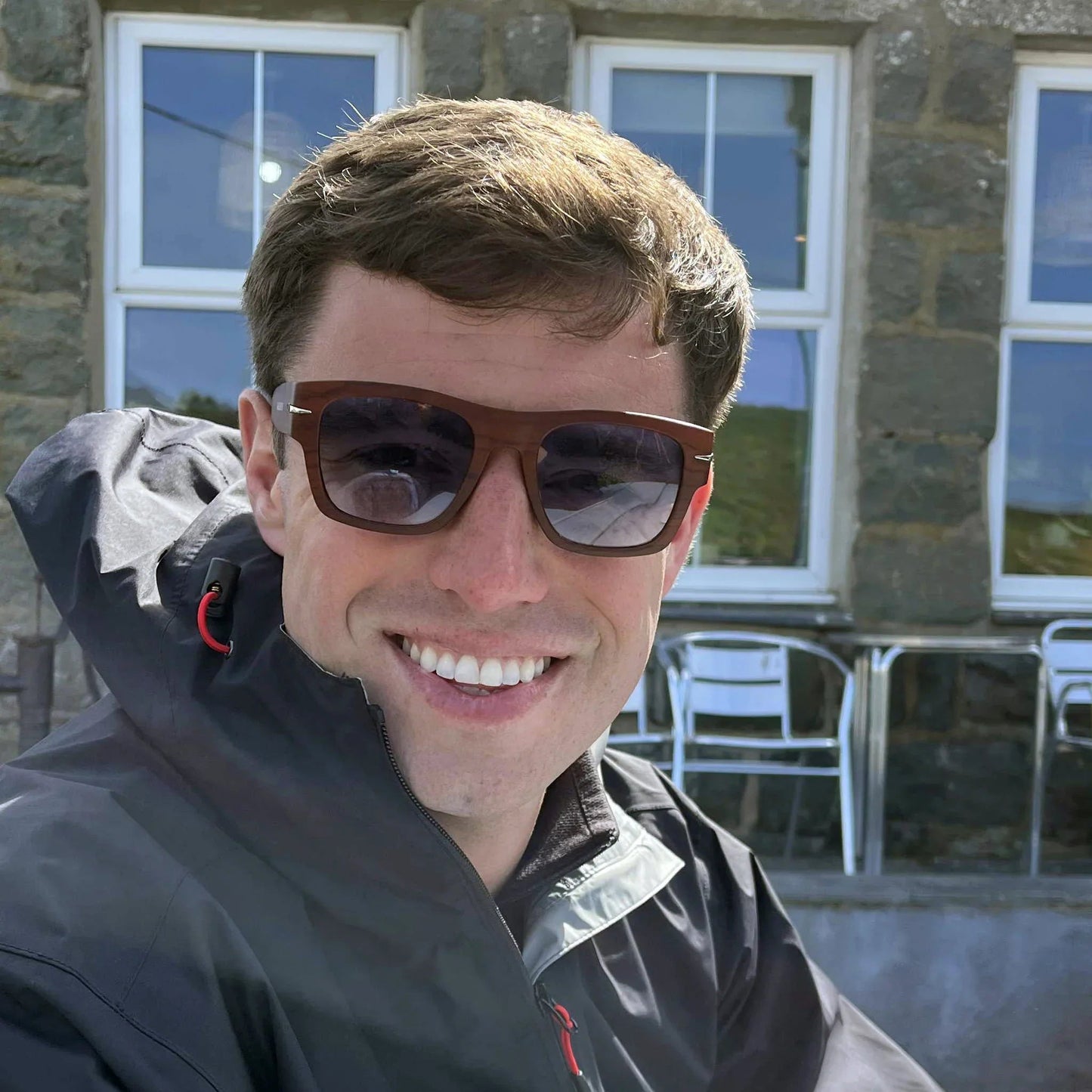 Pechón · gafas de sol cuadradas con vetas de madera y lentes azules