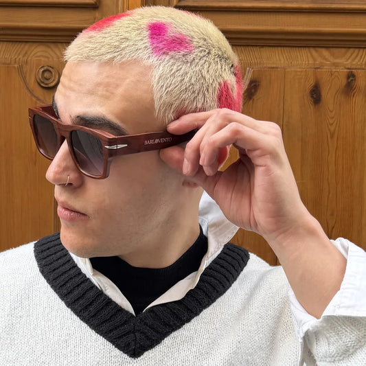 Pechón · gafas de sol cuadradas con vetas de madera y lentes azules