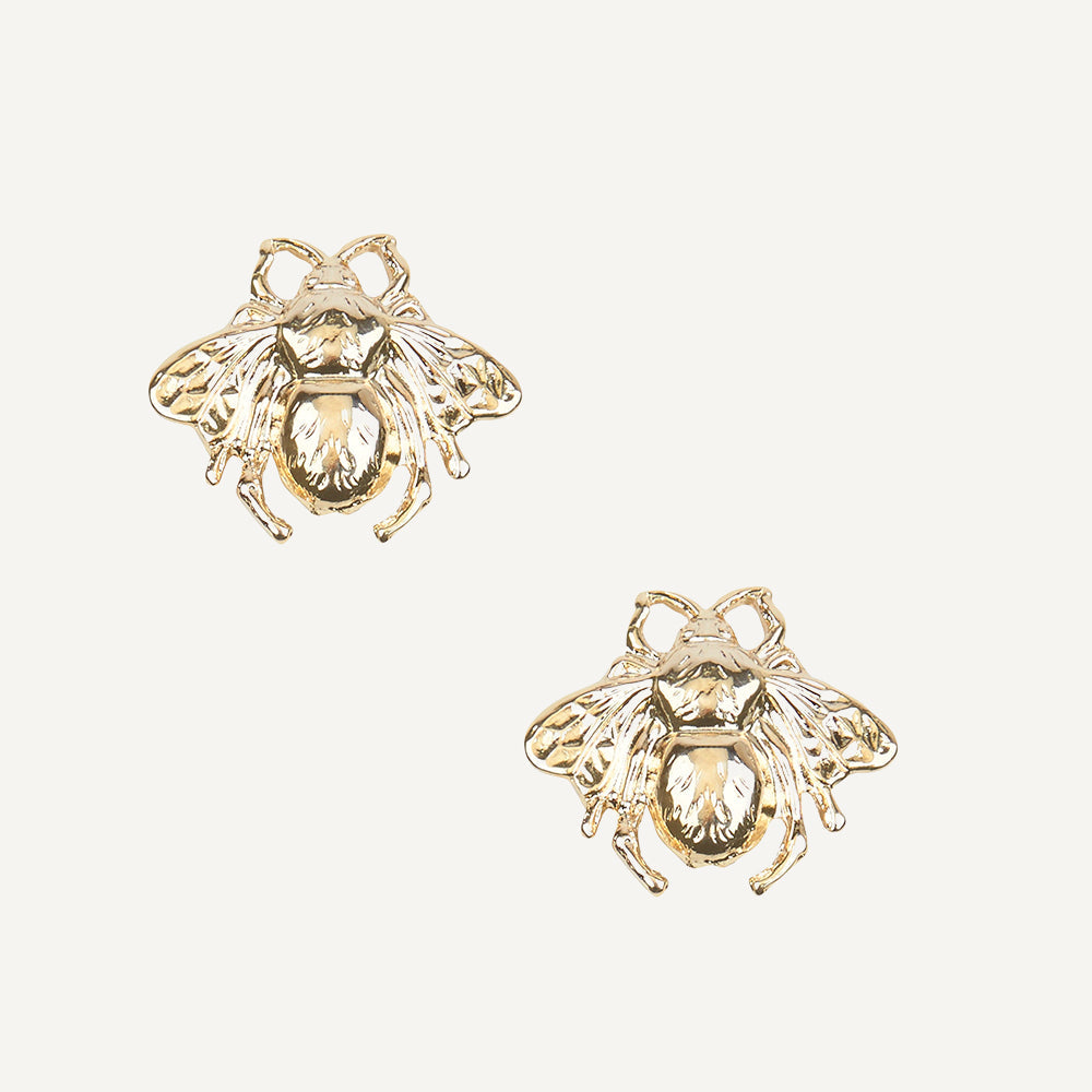Pendientes dorados en forma de abeja, elaborados en metal, estilo vintage y detallado.