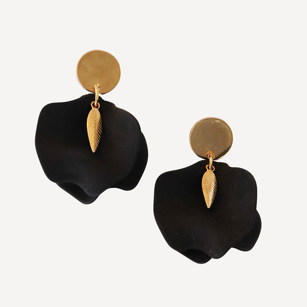 Pendientes de flores negros de cerámica con detalles dorados en forma de hoja, estilo elegante y moderno.