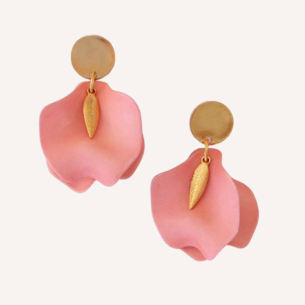 Pendientes de pétalos en color rosa con detalles dorados y hoja colgante, estilo moderno y elegante.