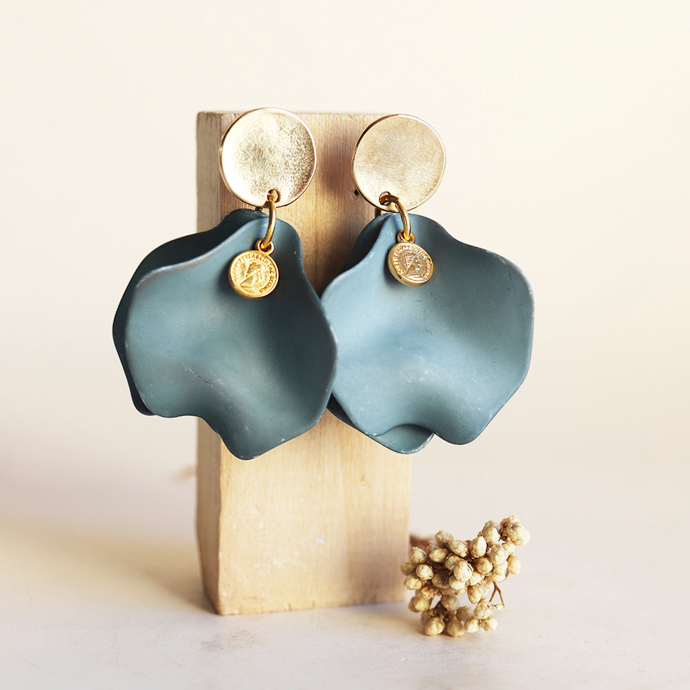 Pendientes de arcilla azul con detalles dorados, estilo moderno y orgánico, perfectos para cualquier ocasión.