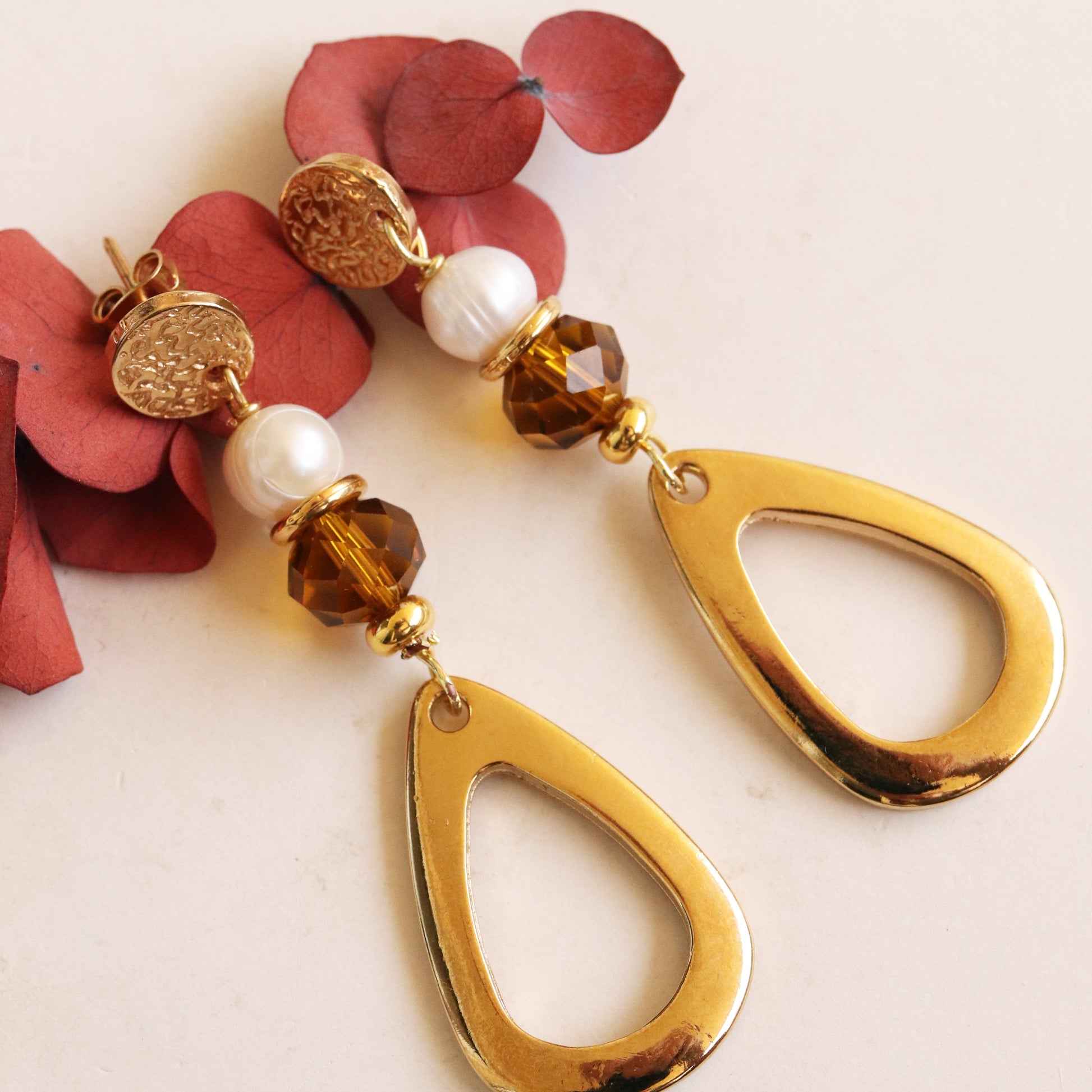 Pendientes dorados largos con perlas y cuentas ámbar, diseño moderno y elegante. Perfectos para ocasiones especiales.