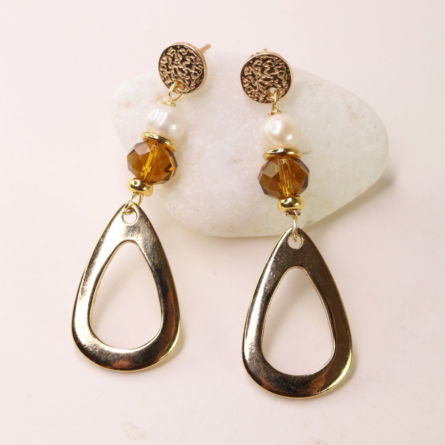Pendientes dorados con perlas y cristales ámbar, estilo moderno y elegante. Perfectos para ocasiones especiales.
