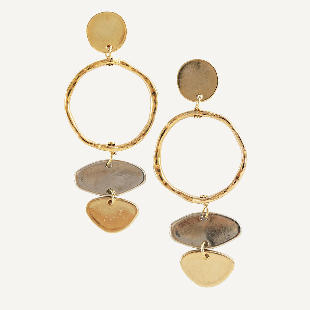 Pendientes de metal dorado y plateado con diseño geométrico, estilo moderno y textura martillada.