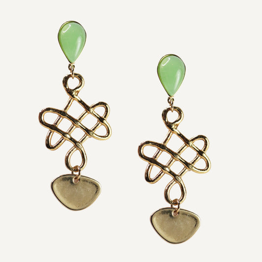 Pendientes largos de metal dorado con gotas verdes y detalle de forma irregular en la base. Elegantes y modernos.