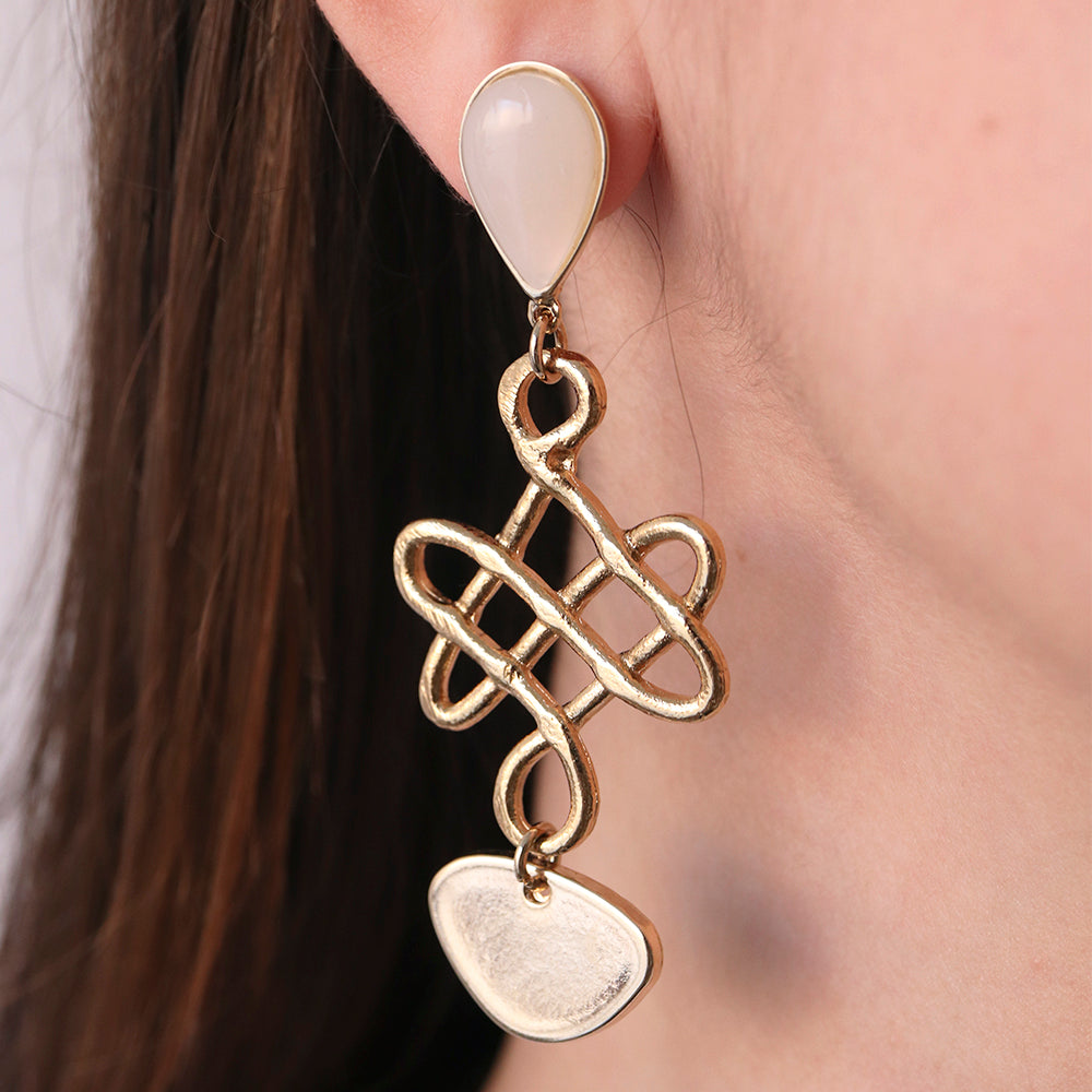 Pendientes dorados con diseño ondulado y piedra de color blanco, elegantes y modernos para cualquier ocasión.