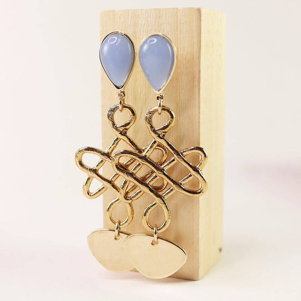 Pendientes de metal dorado con piedras azules en forma de gota y diseño moderno.