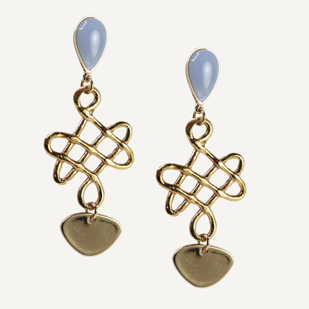 Pendientes dorados con diseño entrelazado y detalles de piedra azul claro, elegantes y modernos.