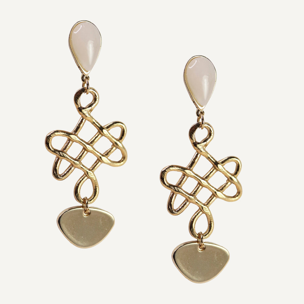 Pendientes largos dorados con diseño reticulado y detalles en resina blanca. Elegancia moderna y estilo sofisticado.