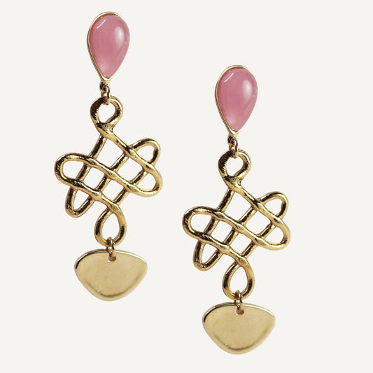 Pendientes largos de metal dorado con detalle rosa, diseño entrelazado y base en forma de gota.