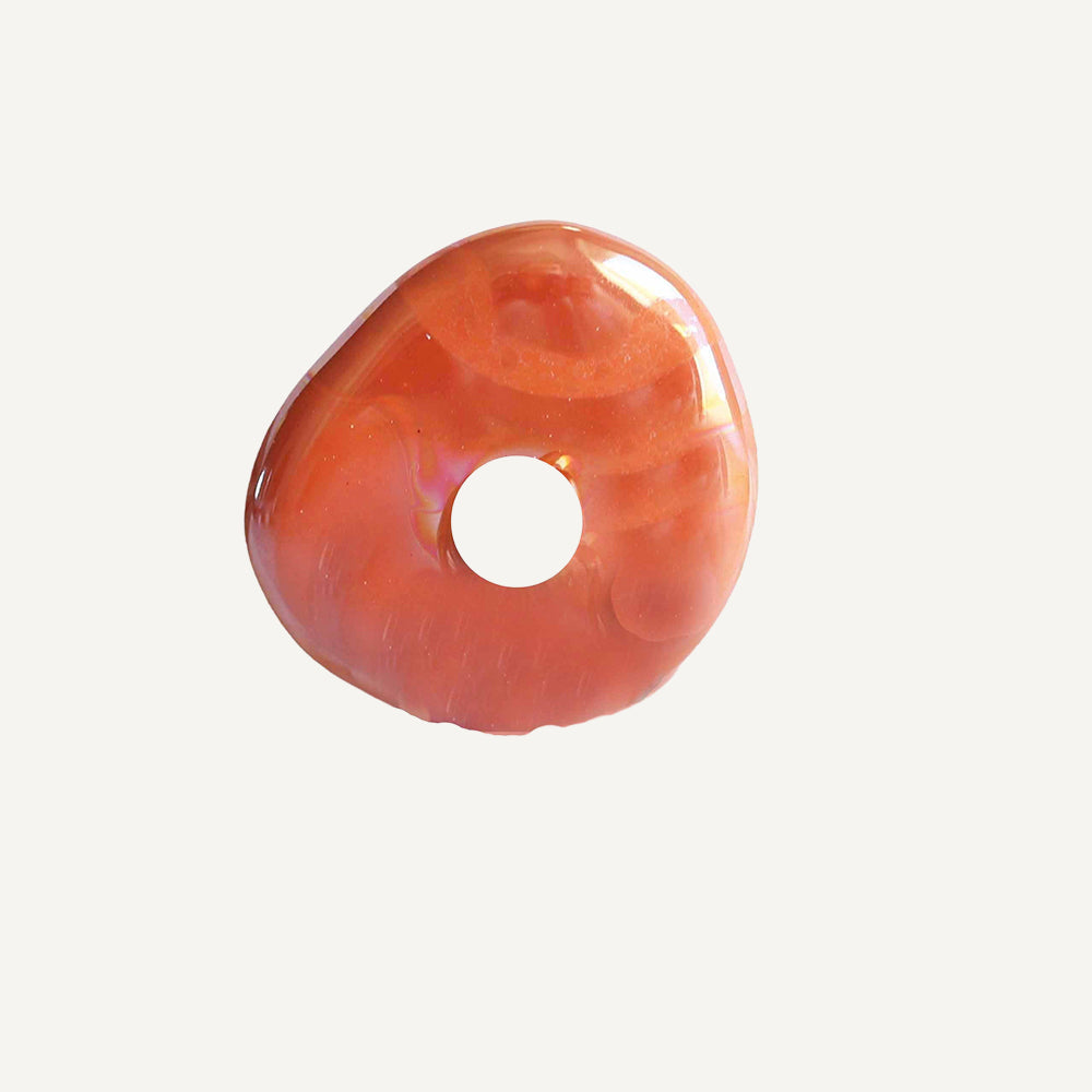 Donut de resina color rosa, acabado brillante, estilo moderno y único para decoración o joyería.