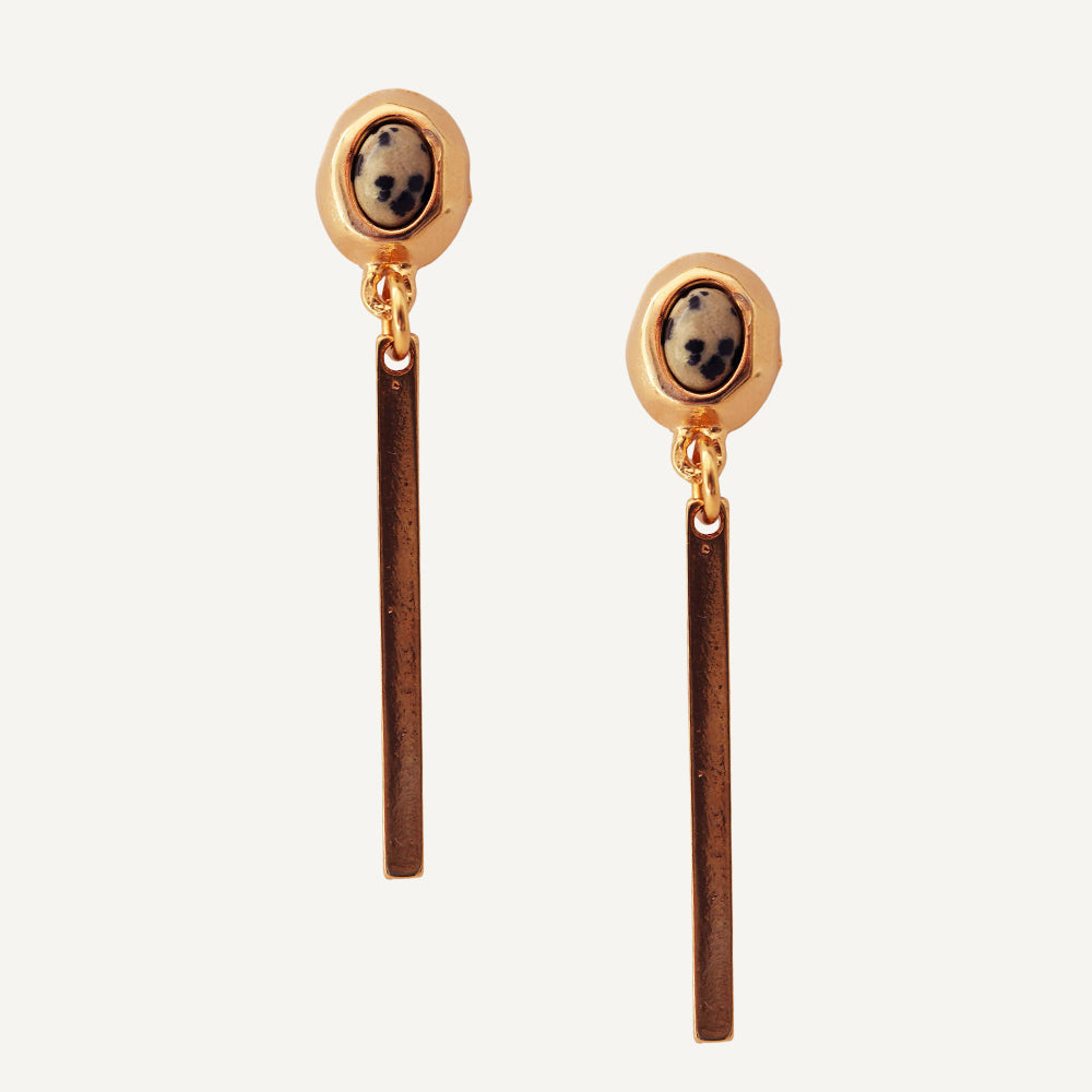 Pendientes dorados con detalles de ónix, diseño elegante y moderno, barras largas en acabado mate.