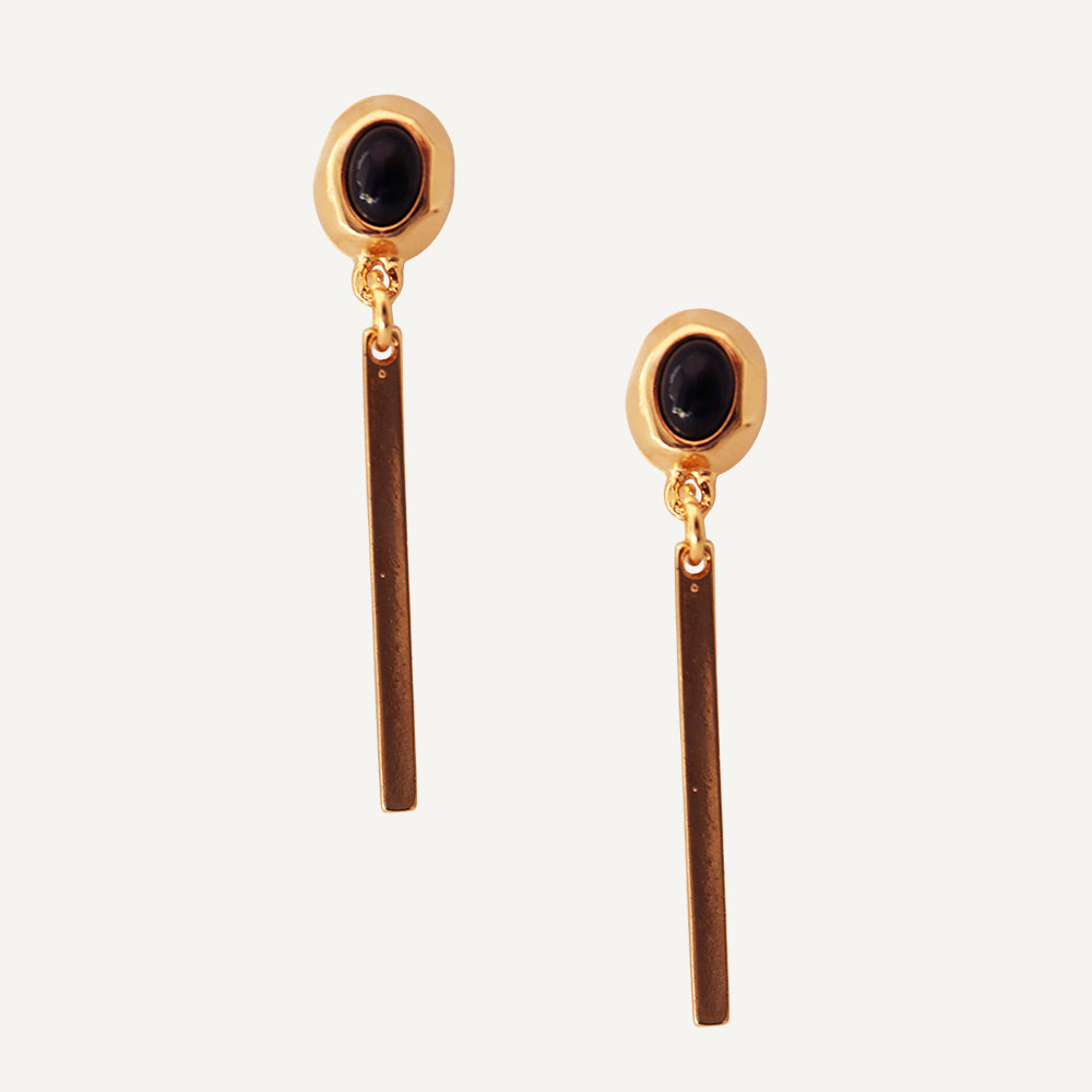 Pendientes largos de metal dorado con detalle negro, diseño moderno y elegante. Perfectos para cualquier ocasión.