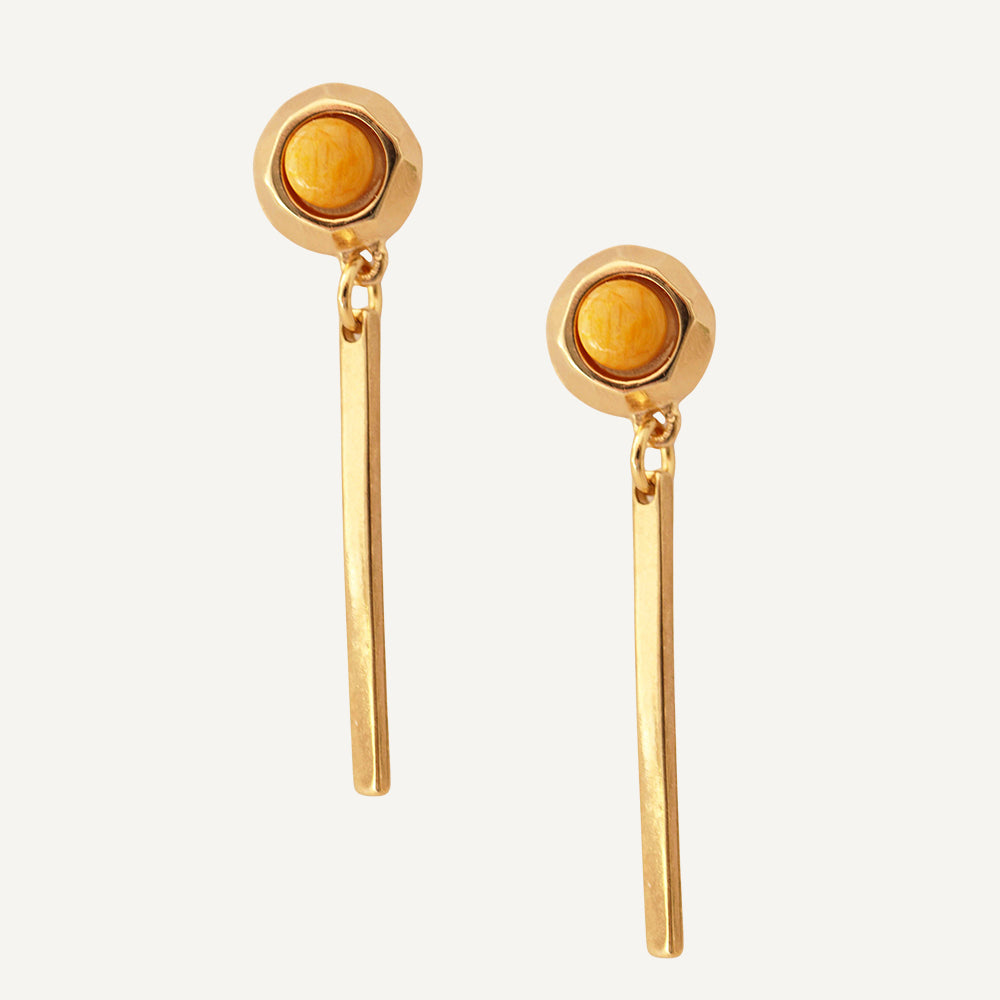 Pendientes largos de oro con diamante amarillo, diseño moderno y elegante. Ideal para ocasiones especiales.