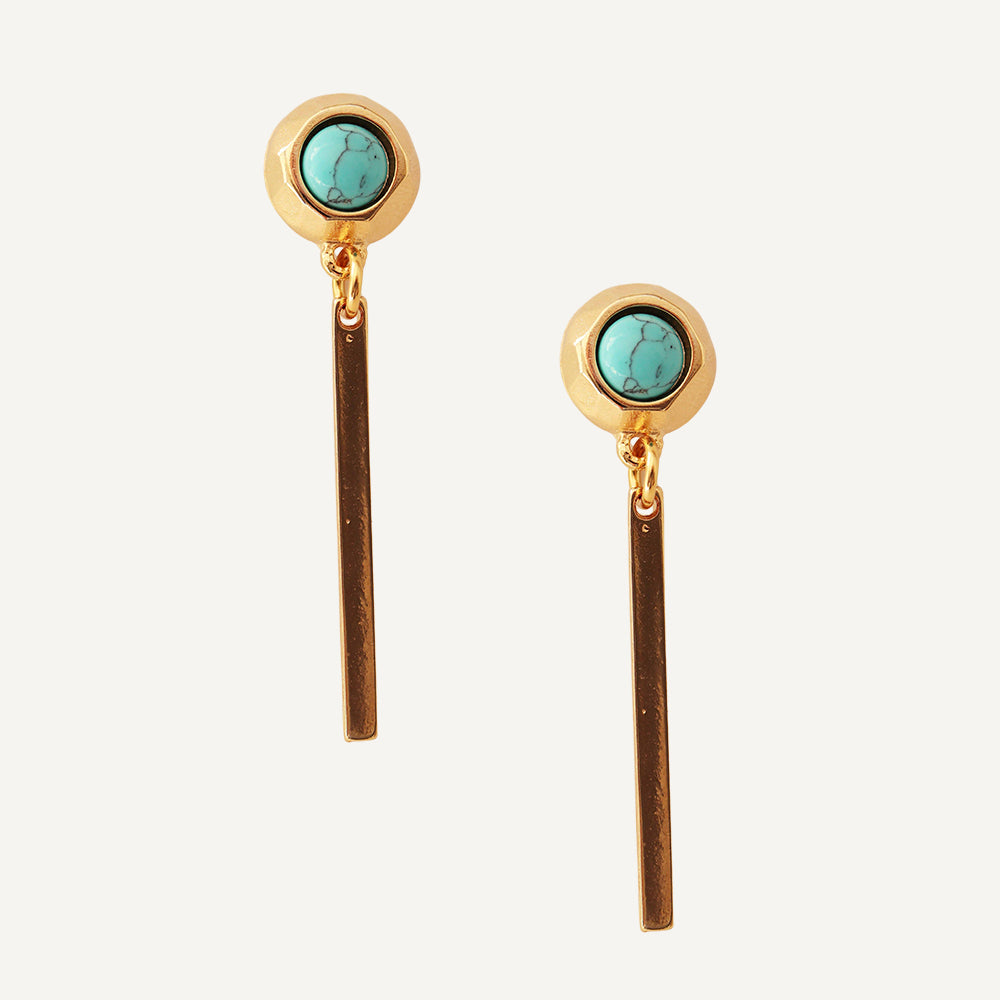 Pendientes largos de oro con turquesa, estilo moderno, diseño elegante y acabado brillante.