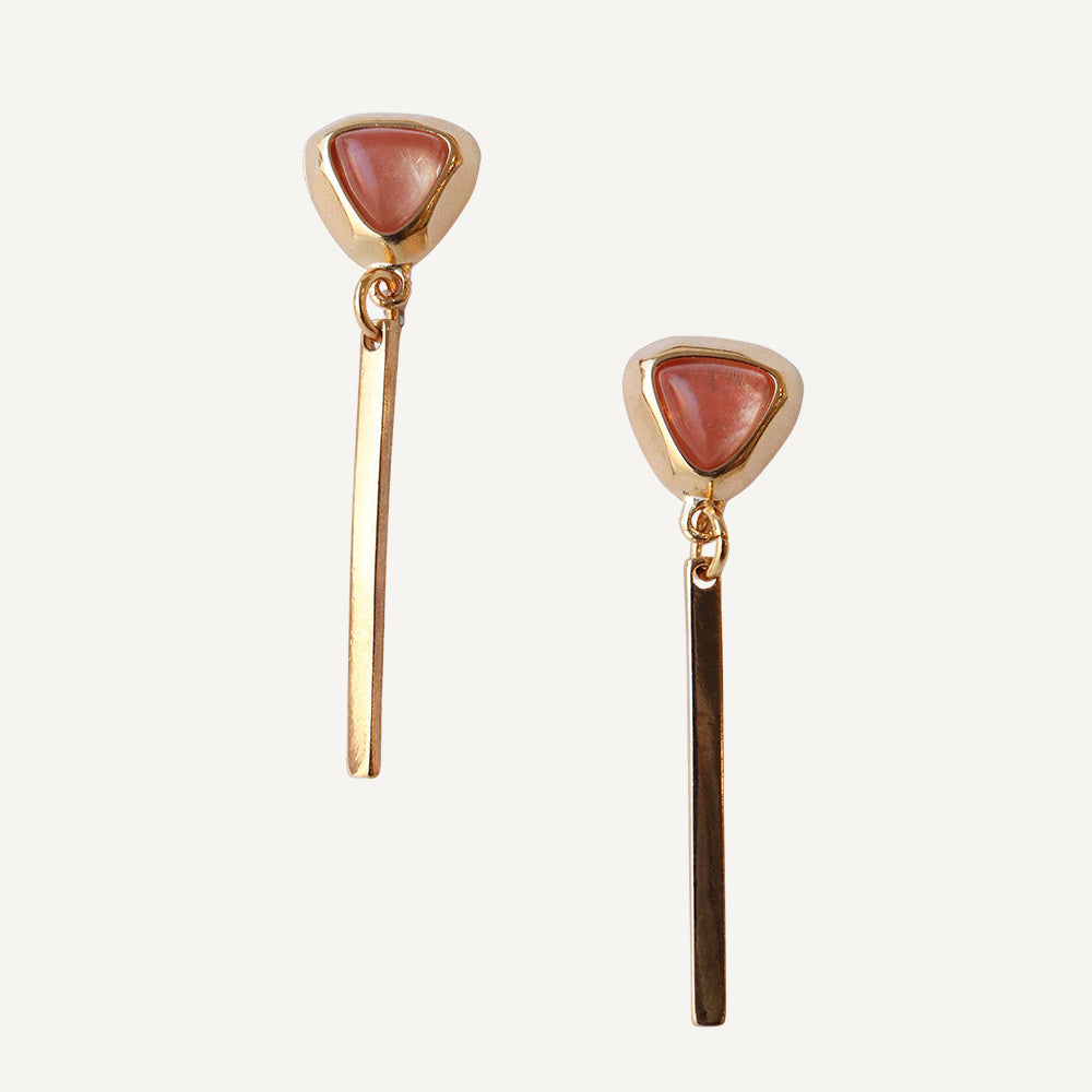 Pendientes colgantes de oro con piedra rosa en forma de triángulo y barra larga, estilo elegante y moderno.